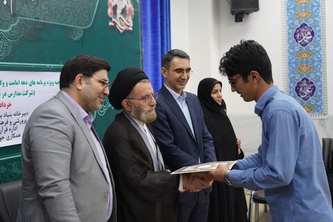 تصاویر آیین افتتاحیه ویژه برنامه های دهه امامت و ولایت و تجلیل از مدیران و فعالان طرح سودای بندگی ( شرکت دانش آموزان در نماز جمعه) استان لرستان