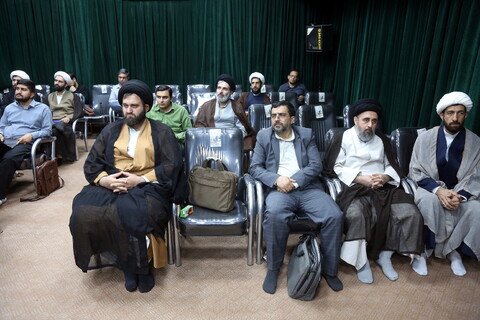 تصاویر/ هم اندیشی جمعی از نخبگان اقتصادی حوزه و دانشگاه