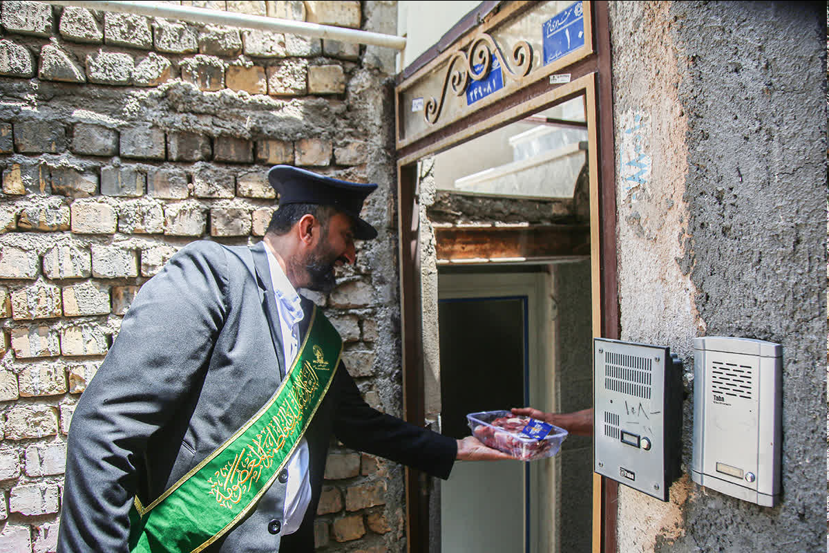 توزیع گوشت قربانی متبرک آستان مقدس بانوی کرامت در درب منازل + عکس