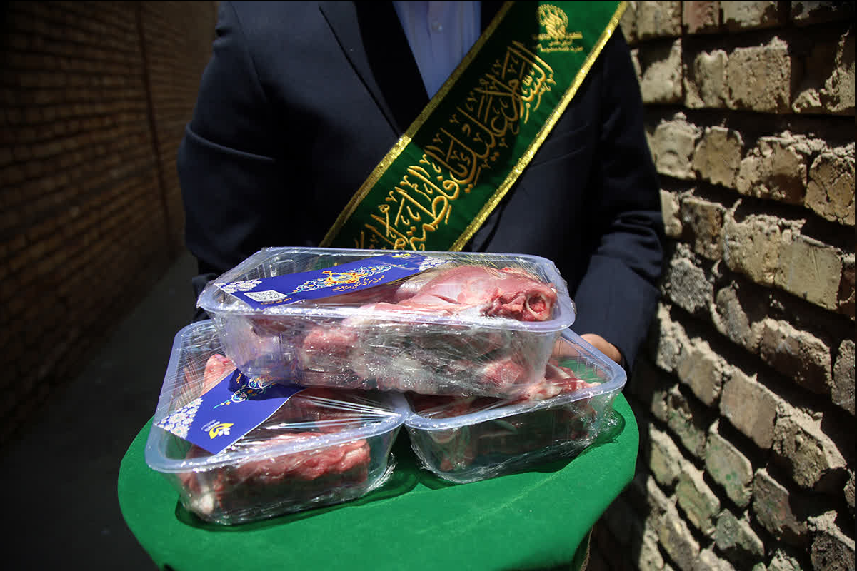 توزیع گوشت قربانی متبرک آستان مقدس بانوی کرامت در درب منازل + عکس