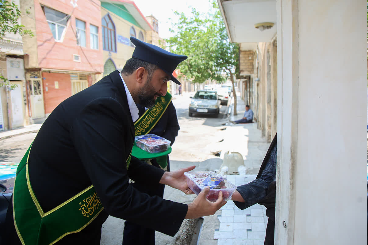 توزیع گوشت قربانی متبرک آستان مقدس بانوی کرامت در درب منازل + عکس