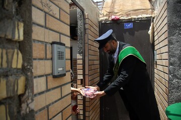 توزیع گوشت قربانی متبرک آستان مقدس بانوی کرامت در درب منازل + عکس