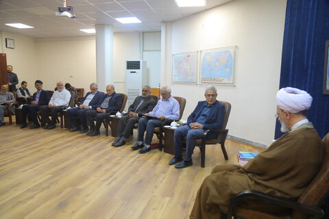 تصاویر / دیدار اعضای ستاد توسعه و بازسازی عتبات با آیت الله اعرافی