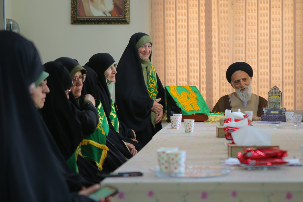 فیلم | تجلیل خادمان حضرت رضوی از آیت الله موسوی اصفهانی و همسرشان