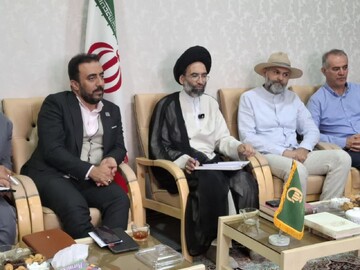 تصاویر/ دیدار رئیس اداره میراث فرهنگی و جمعی از هنرمندان صنایع دستی با نماینده ولی فقیه در کاشان