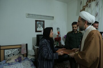 تصاویر / دیدار امام جمعه قزوین با خانواده شهید در الموت شرقی