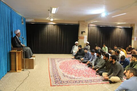 تصاویر/سخنرانی حجت الاسلام والمسلمین شامی در جمع طلاب مدرسه علمیه قروه