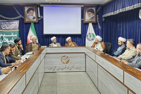 تصاویر/ نشست معاون پژوهش حوزه‌های علمیه با ناشران آثار حوزوی فعال در همایش کتاب سال حوزه‌