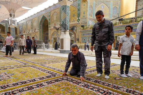 استبدال سجّاد الصحن الحيدري الشريف احتفاءً بعيد الغدير الأغر