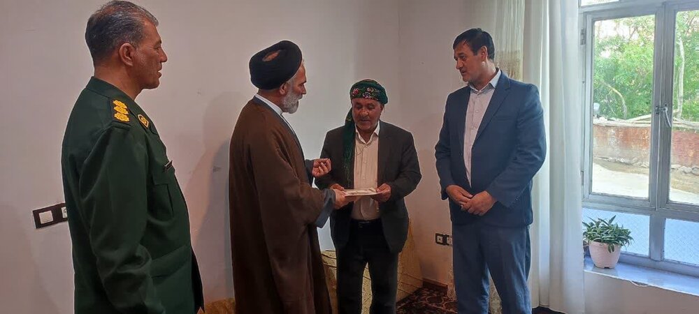 تجلیل امام جمعه سلماس از سادات به مناسسبت دهه امامت و ولایت + عکس