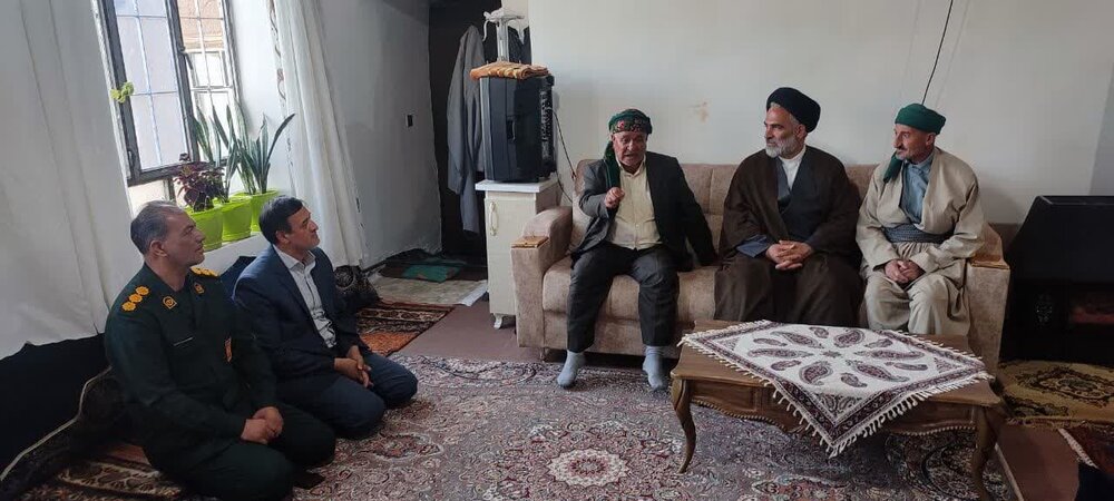 تجلیل امام جمعه سلماس از سادات به مناسسبت دهه امامت و ولایت + عکس