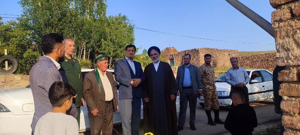 تجلیل امام جمعه سلماس از سادات به مناسسبت دهه امامت و ولایت + عکس