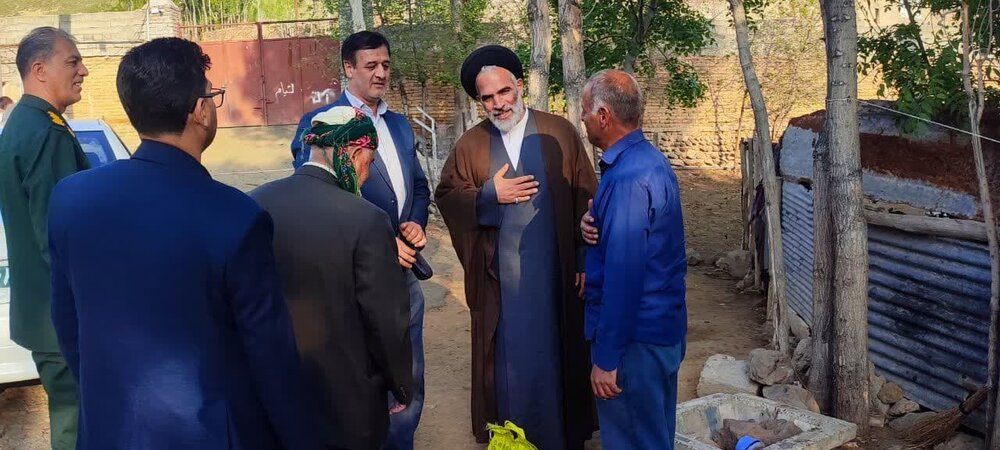 تجلیل امام جمعه سلماس از سادات به مناسسبت دهه امامت و ولایت + عکس