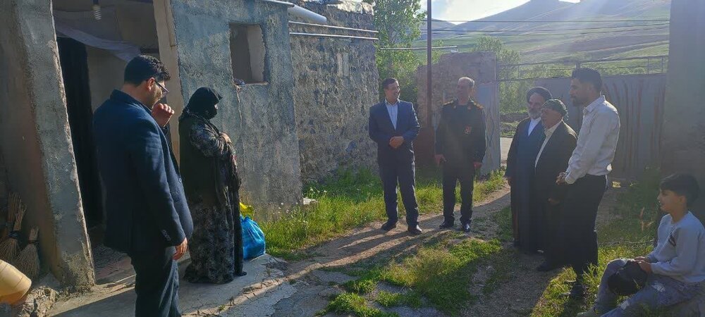 تجلیل امام جمعه سلماس از سادات به مناسسبت دهه امامت و ولایت + عکس