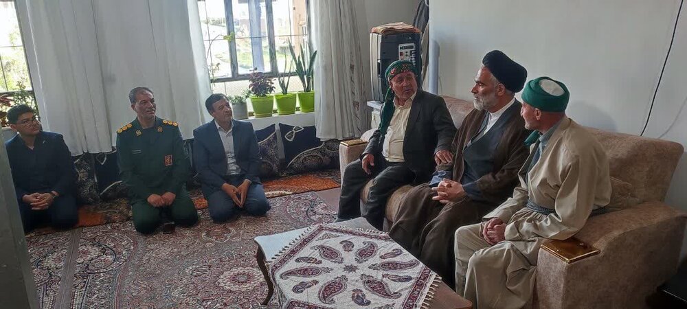 تجلیل امام جمعه سلماس از سادات به مناسسبت دهه امامت و ولایت + عکس