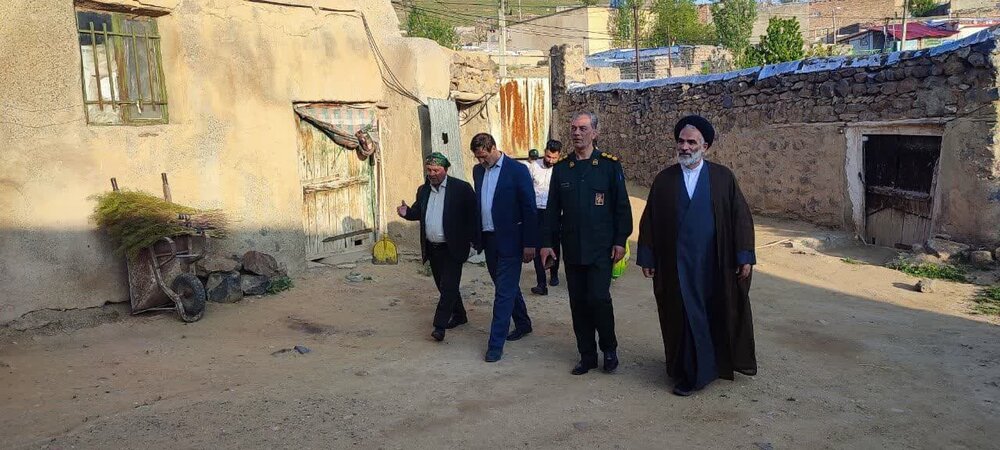 تجلیل امام جمعه سلماس از سادات به مناسسبت دهه امامت و ولایت + عکس