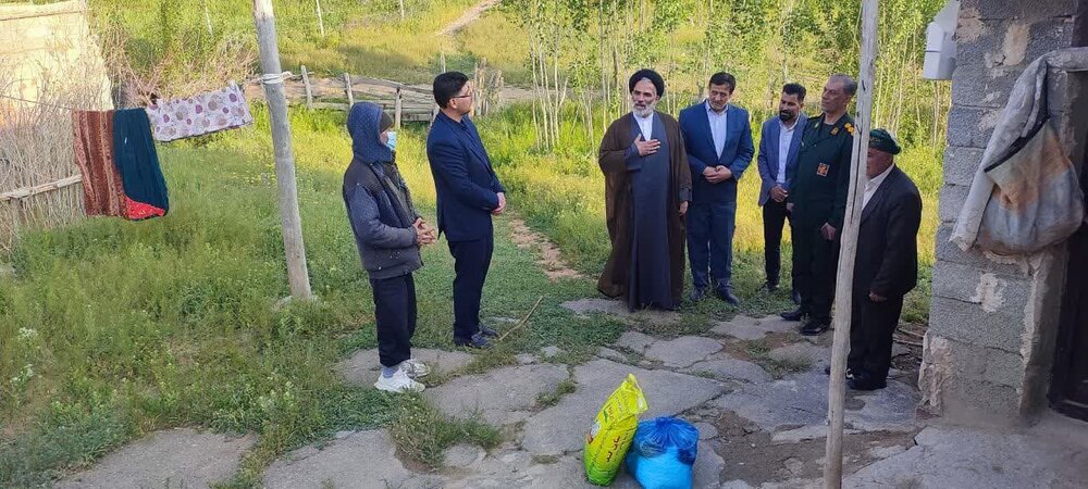 تجلیل امام جمعه سلماس از سادات به مناسسبت دهه امامت و ولایت + عکس