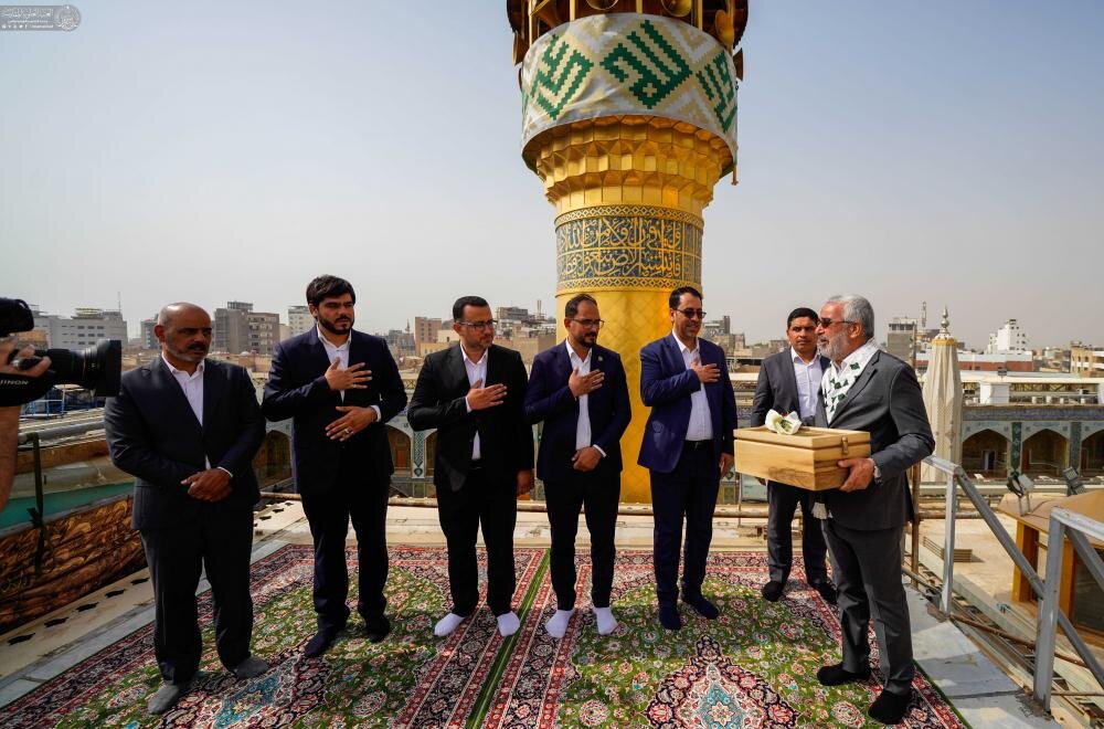 العتبة العلويّة المقدّسة تُطلق فعاليات "أسبوع الغدير الدولي" برفع راية العيد الأكبر من مرقد أمير المؤمنين (ع)