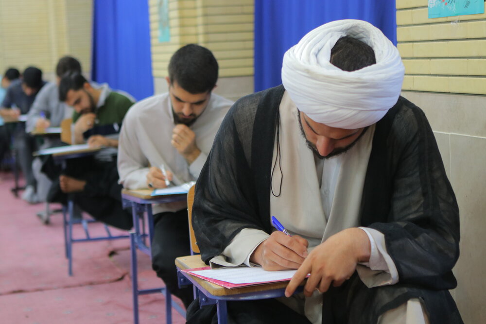تصاویر/ برگزاری امتحانات کتبی در مدرسه علمیه آیت الله آخوند (ره)