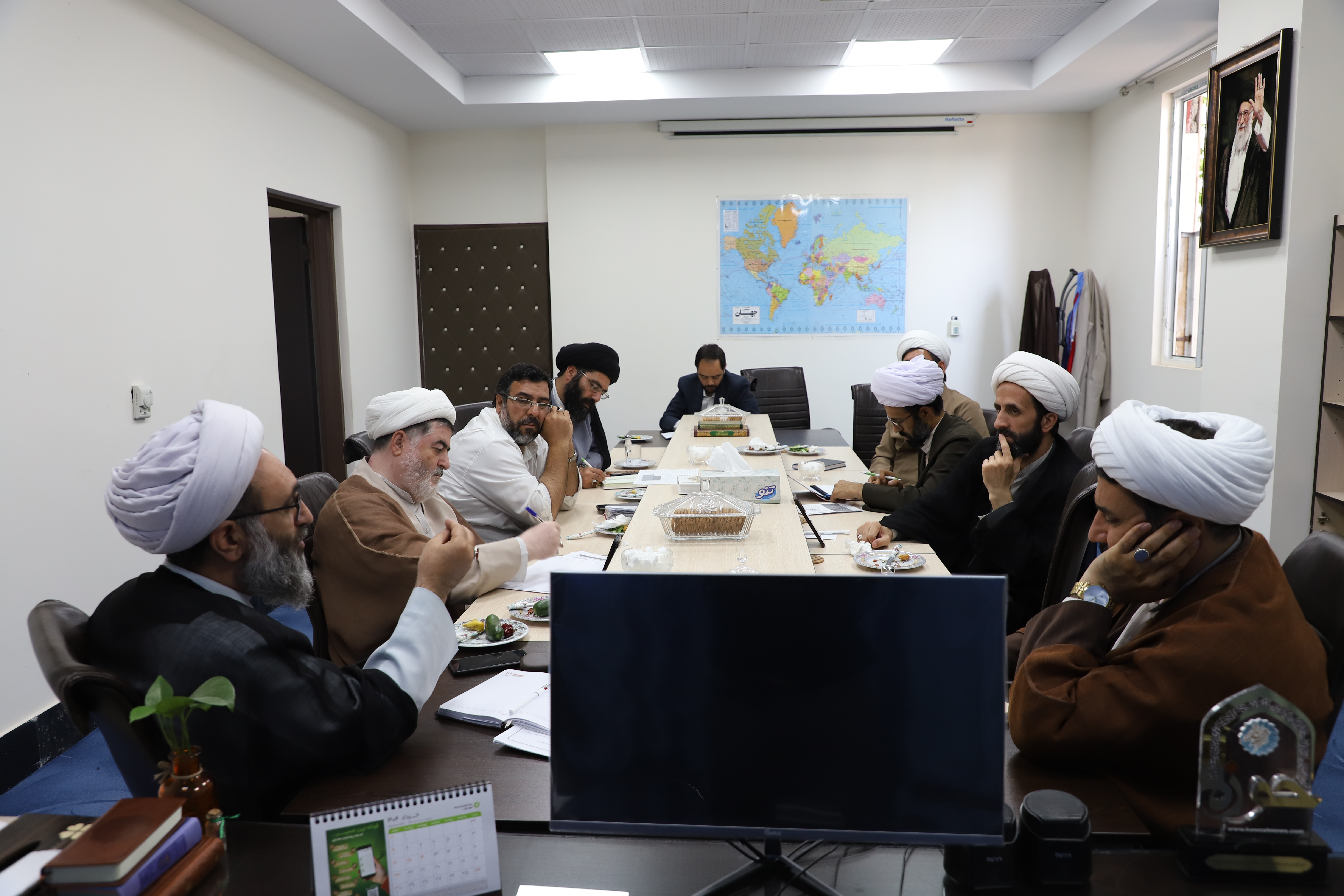 تصاویر/جلسه مدیر منطقه ۲ قائم مقام امور استانها با مدیر و معاونین مرکز مدیریت حوزه علمیه کردستان