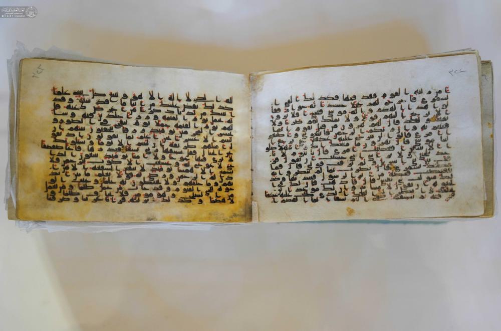 العتبة العلويّة المقدّسة تعرض مصحفًا نادرًا يُنسب خطُّهُ للإمام علي (ع)