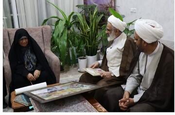 ادای احترام نماینده ولی‌فقیه در سپاه پاسداران به مادر شهیدان ضیایی+ عکس