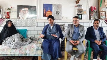 تصاویر/ دیدار امام جمعه نوش آباد در آستانه عید غدیر با مادر شهید سید فرهاد متولی