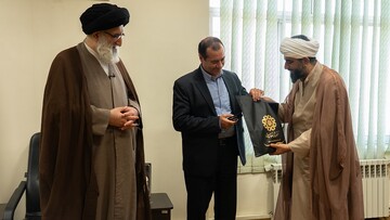 تربیت طلاب مبتنی بر آموزش علوم دینی همراه با مهارت‌های اجتماعی باشد