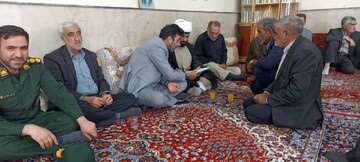 تصاویر/ حضور امام جمعه دلفان به همراه هیات سازش شهرستان در جمع مردم جهت حل و فصل مسائل مردمی
