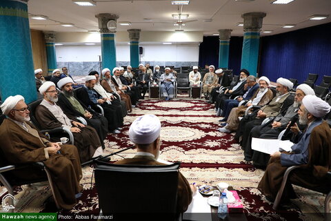Photos /L'Ayatollah Arafi rencontre les membres du Secrétariat de la Conférence du centenaire du Séminaire de Qom