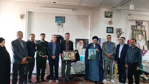 دیدار امام جمعه نوش آباد در آستانه عید غدیر با مادر شهید سید فرهاد متولی
