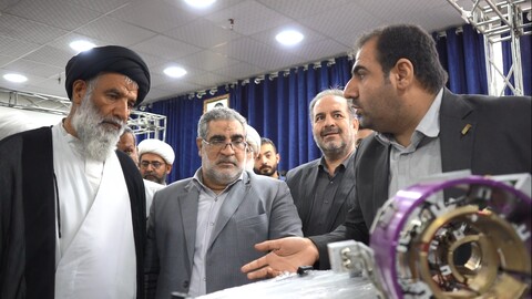 بازدید نماینده ولی فقیه در خوزستان نمایشگاه تخصصی روایت دانش استان