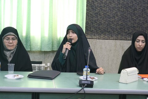 نشست تخصصی بانوان فعال حوزه اوقات فراغت با نماینده ولی فقیه در استان
