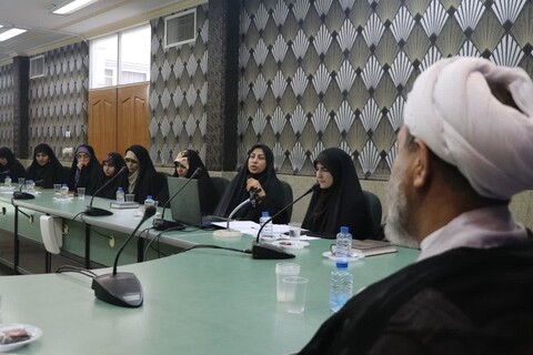 نشست تخصصی بانوان فعال حوزه اوقات فراغت با نماینده ولی فقیه در استان