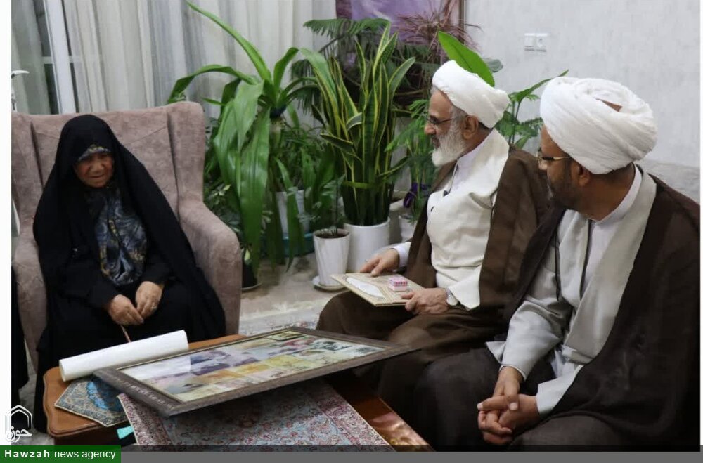 ادای احترام نماینده ولی‌فقیه در سپاه پاسداران به مادر شهیدان ضیایی+ عکس