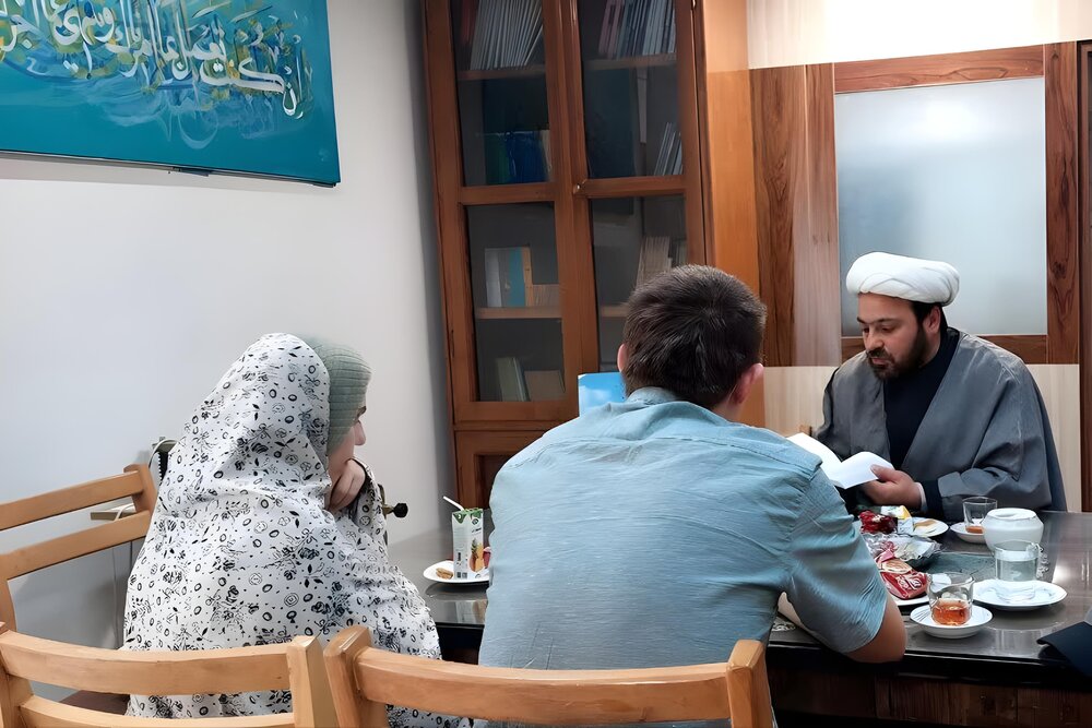 حرم امام رضا (ع) میں ایک روسی نوجوان نے دین مبین اسلام قبول کرلیا