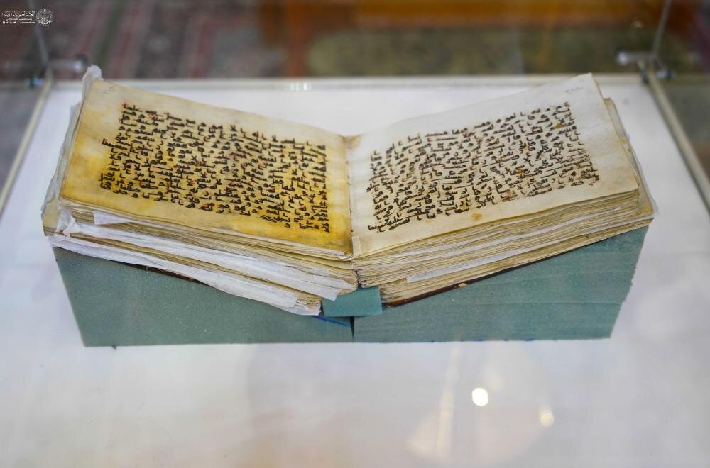 العتبة العلويّة المقدّسة تعرض مصحفًا نادرًا يُنسب خطُّهُ للإمام علي (ع)