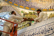 بالصور/ تزيين ضريح أمير المؤمنين (عليه السلام) بالورود احتفاءً بعيد الغدير