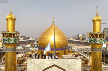 آستان مقدس علوی با برافراشتن پرچم عید بزرگ از حرم امیرالمؤمنین(ع) فعالیت‌های «هفته جهانی غدیر» را آغاز کرد + تصاویر