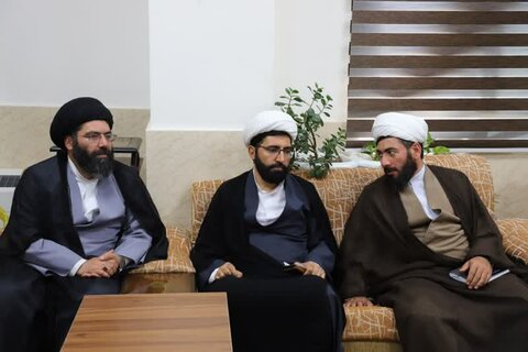 تصاویر/ جلسه حجت الاسلام والمسلمین شامی با مدیر و اساتید مدرسه علمیه خاتم الانبیاء (ص) سنندج