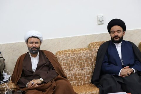 تصاویر/ جلسه حجت الاسلام والمسلمین شامی با مدیر و اساتید مدرسه علمیه خاتم الانبیاء (ص) سنندج