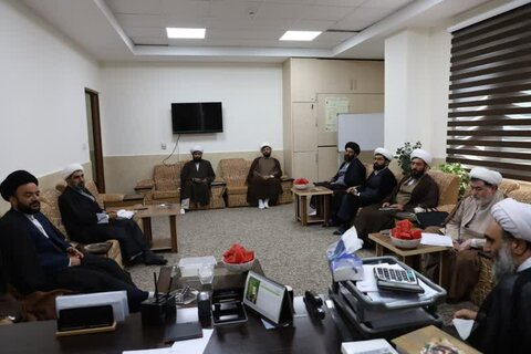 تصاویر/ جلسه حجت الاسلام والمسلمین شامی با مدیر و اساتید مدرسه علمیه خاتم الانبیاء (ص) سنندج