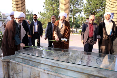 ادای احترام آیت الله اعرافی به مقام شامخ شهدای استان گیلان