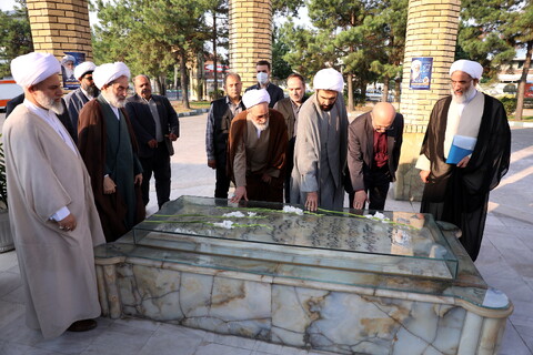 ادای احترام آیت الله اعرافی به مقام شامخ شهدای استان گیلان