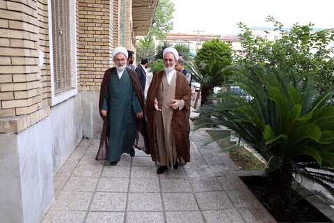 ادای احترام آیت الله اعرافی به مقام شامخ شهدای استان گیلان