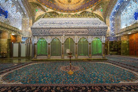 تزيين ضريح أمير المؤمنين (عليه السلام) بالورود احتفاءً بعيد الغدير