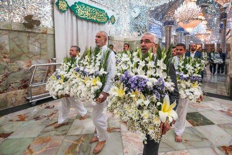 تزيين ضريح أمير المؤمنين (عليه السلام) بالورود احتفاءً بعيد الغدير