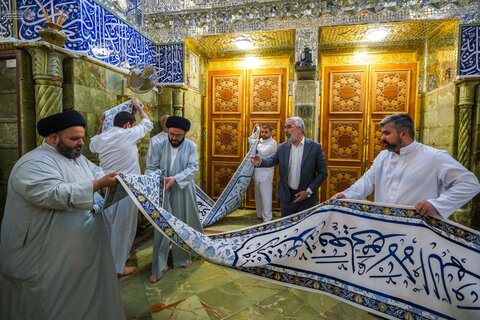 تزيين ضريح أمير المؤمنين (عليه السلام) بالورود احتفاءً بعيد الغدير