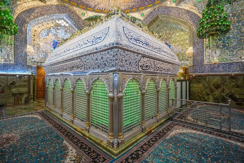 تزيين ضريح أمير المؤمنين (عليه السلام) بالورود احتفاءً بعيد الغدير