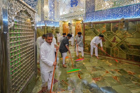 تزيين ضريح أمير المؤمنين (عليه السلام) بالورود احتفاءً بعيد الغدير